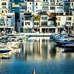 Banus - Puerto Banus, Playas Del Duque Beachside Residential, 2bd -2ba, Direct & P Banus Access, 35,000 M2 Gardens, 3 Pools Apartment